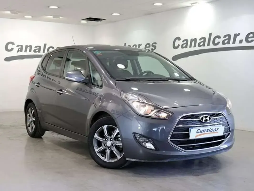 Usado Hyundai ix20 90 CV (66 kW) 2016 Plateado Utilitario