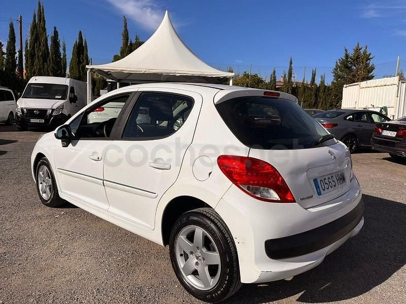 Usado Peugeot 207 Active 75 CV (55 kW) 2011 Blanco Berlina