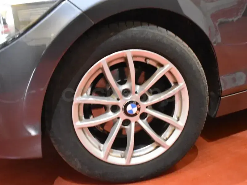 Usado BMW 118 150 CV (110 kW) 2015 Gris / plata Utilitario