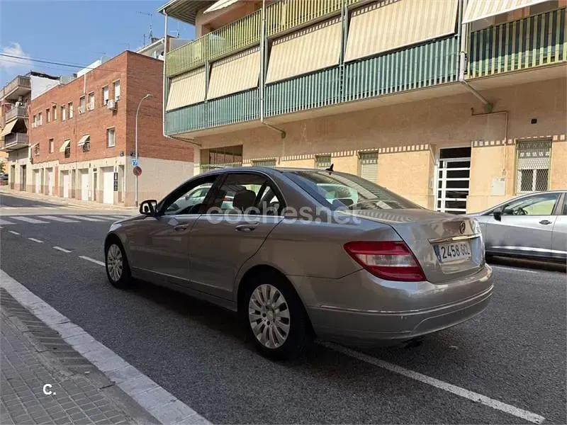 Usado Mercedes C180 Elegance 143 CV (105 kW) 2008 Gris / plata Berlina