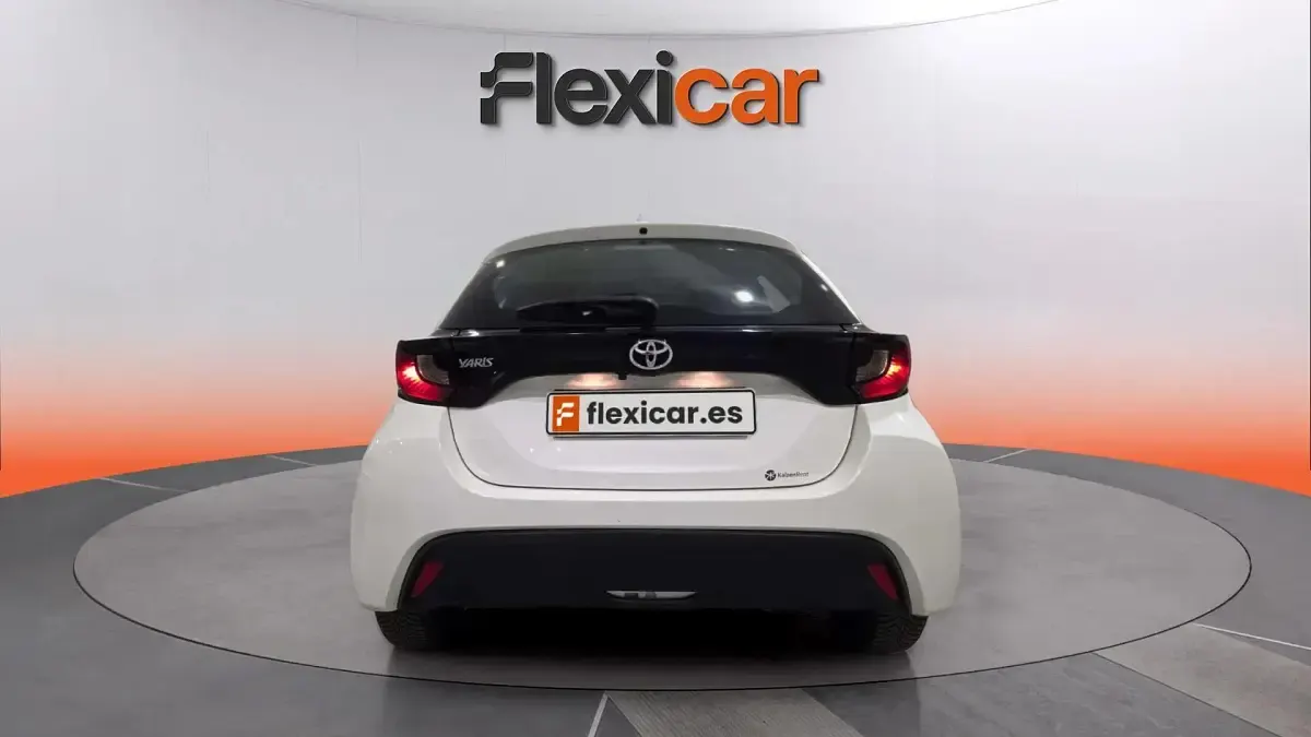 Usado Toyota Yaris Comfort 72 CV (52 kW) 2023 Blanco Utilitario