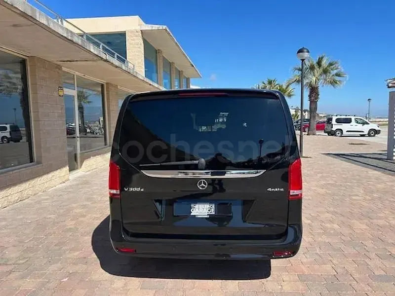 Begagnad Mercedes V300 Avantgarde 239 HK (175 kW) 2022 Svart Minibuss