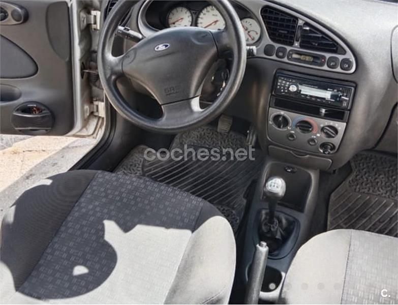 Usado Ford Fiesta Trend 60 CV (44 kW) 2001 Gris / plata Utilitario
