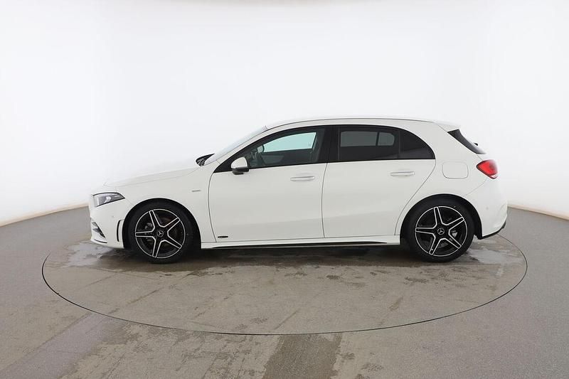 Usado Mercedes A180 AMG line 116 CV (85 kW) 2021 Blanco Berlina