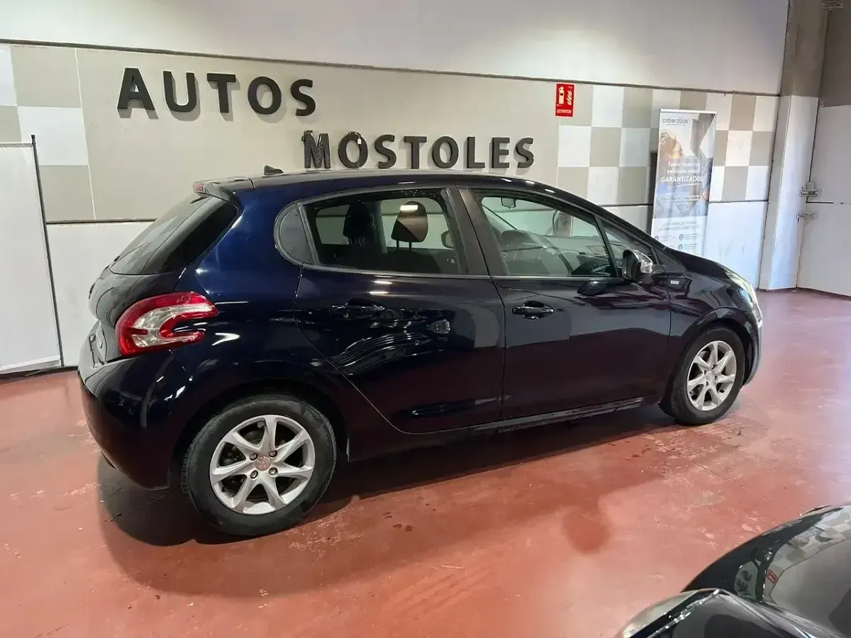 Usado Peugeot 208 Allure 92 CV (67 kW) 2014 Azul Utilitario