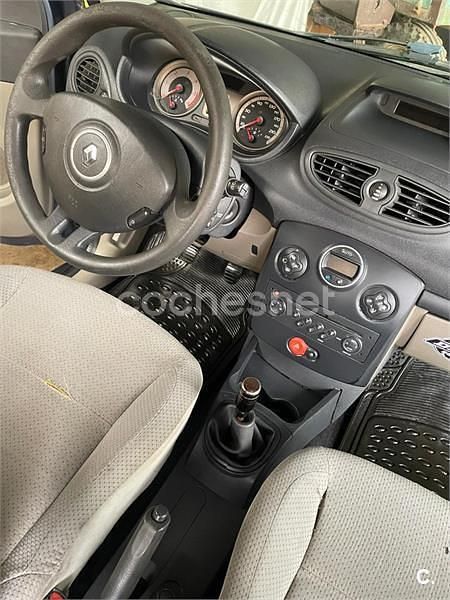 Usado Renault Clio II Dynamique 85 CV (62 kW) 2006 Gris / plata Berlina