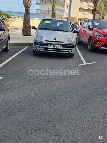 Usado Renault Clio II 60 CV (44 kW) 2000 Gris / plata Berlina