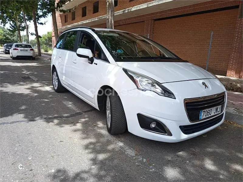 Usado Peugeot 5008 Allure 120 CV (88 kW) 2017 Blanco Monovolumen