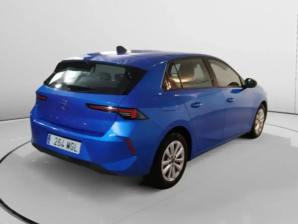 Usado Opel Astra Edition 130 CV (95 kW) 2023 Azul Berlina
