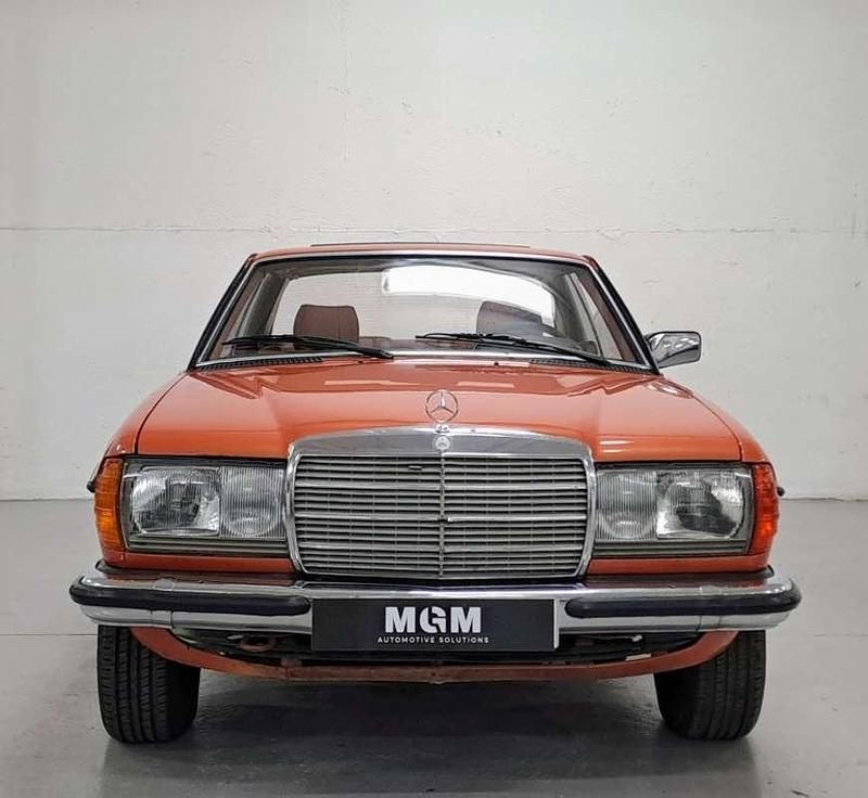 Usado Mercedes 230 185 CV (136 kW) 1982 Naranja Coupe