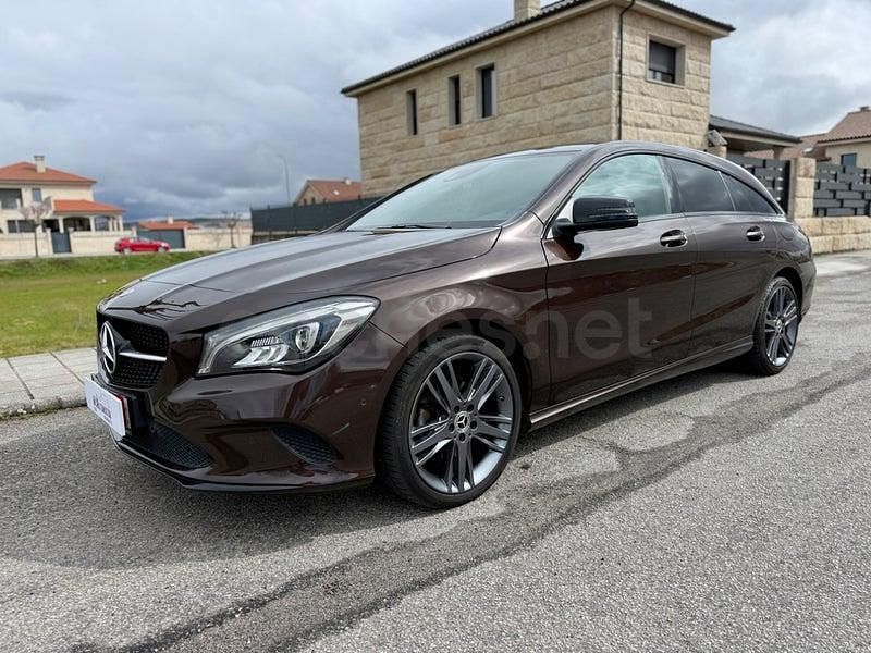 Usado Mercedes CLA180 Shooting Brake 122 CV (89 kW) 2018 Marrón Familiar