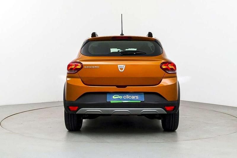 Usado Dacia Sandero Comfort 91 CV (66 kW) 2021 Naranja Utilitario