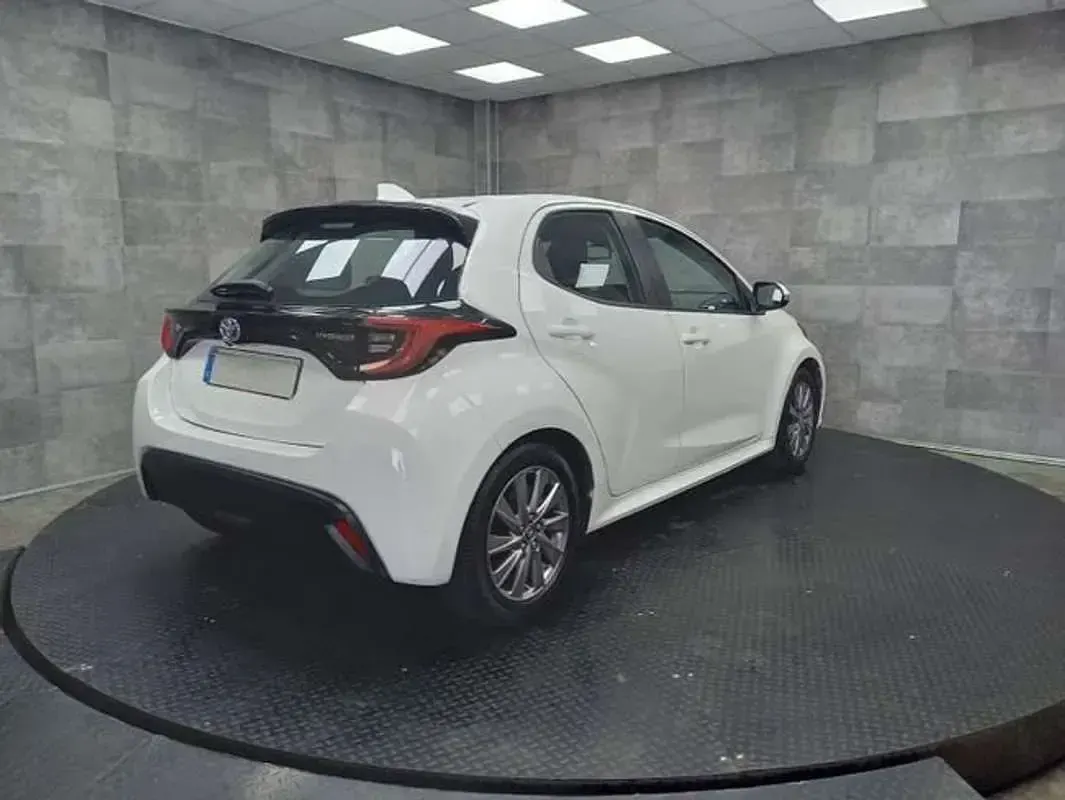 Usado Toyota Yaris Active 116 CV (85 kW) 2022 Blanco Utilitario
