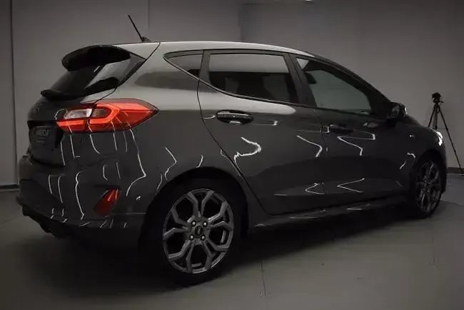 Usado Ford Fiesta Trend 95 CV (69 kW) 2020 Gris / plata Utilitario