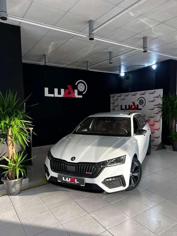 Usado Skoda Octavia RS 200 CV (147 kW) 2021 Blanco Familiar