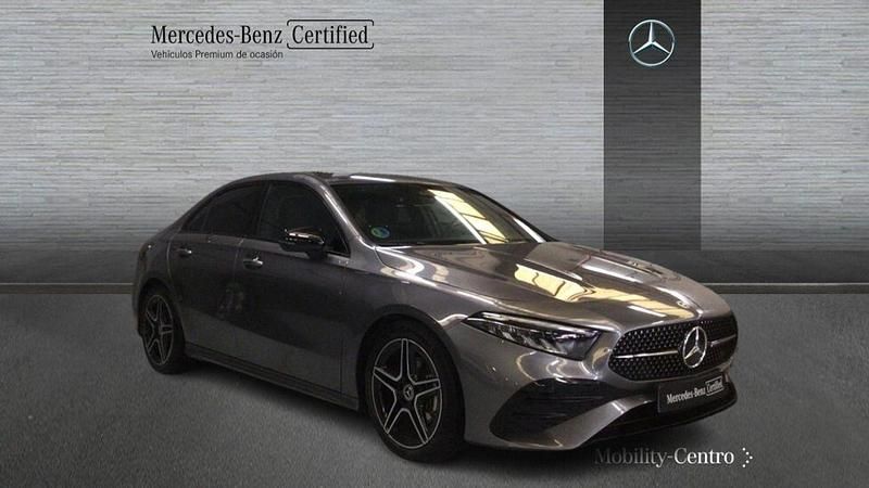 Usado Mercedes A180 136 CV (100 kW) 2024 Gris / plata Berlina