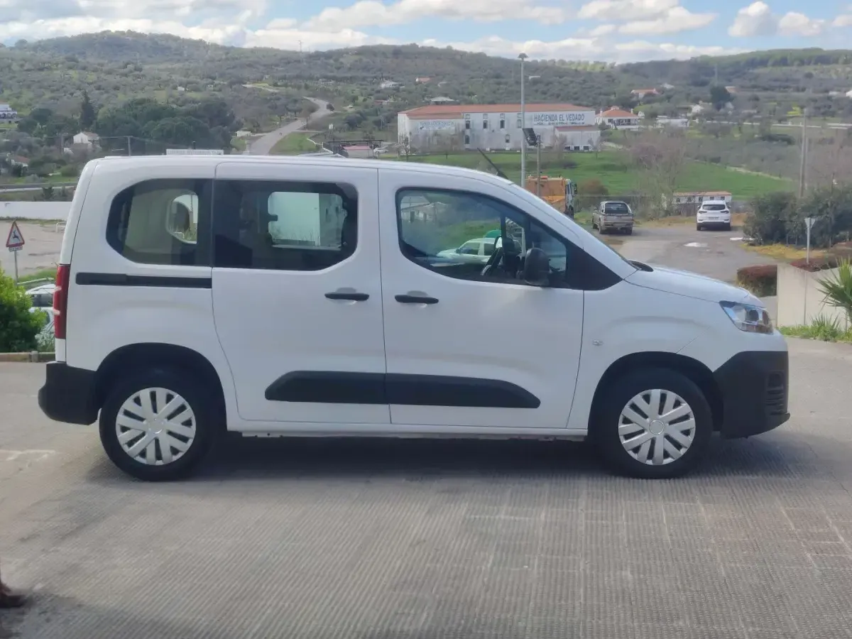 Usado Citroën Berlingo Feel 100 CV (73 kW) 2022 Blanco Monovolumen