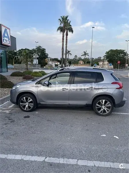 Usado Peugeot 2008 Allure 120 CV (88 kW) 2015 Gris / plata SUV
