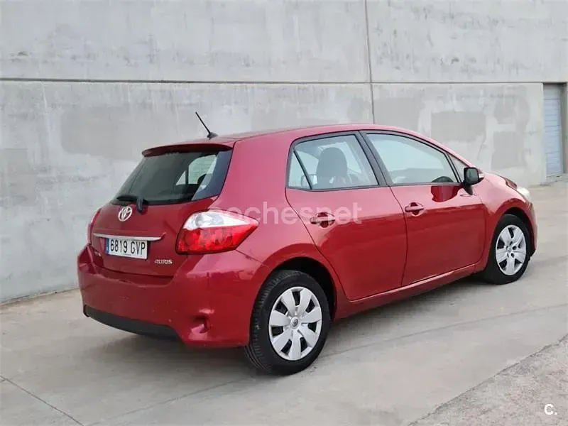 Usado Toyota Auris 90 CV (66 kW) 2010 Rojo Utilitario