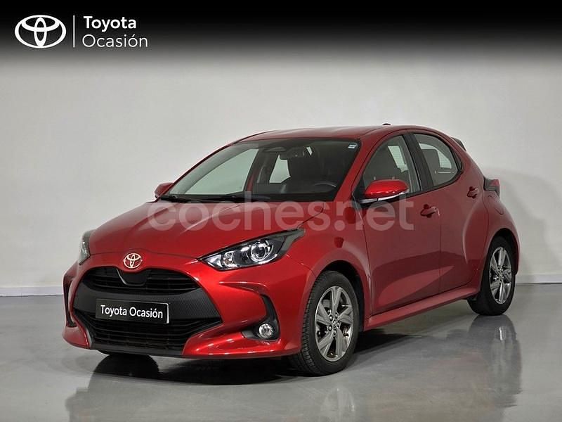 Rojo Usado 2024 Toyota Yaris Hybrid Active Berlina | 19.500 € (Precio justo) - Imagen 1/4