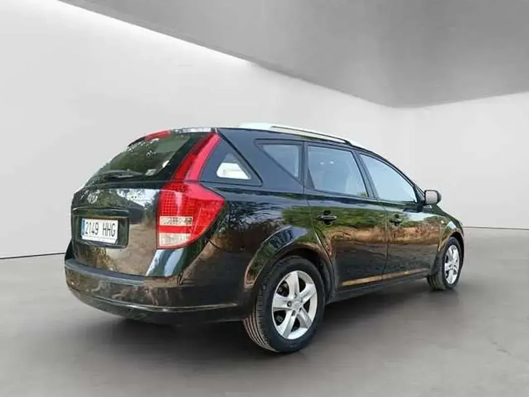Usado Kia Ceed Sportswagon Active 128 CV (94 kW) 2011 Negro Familiar