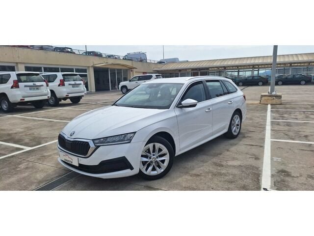 Blanco Usado 2021 Skoda Octavia Ambition Familiar | 21.900 € (Precio justo) - Imagen 1/4