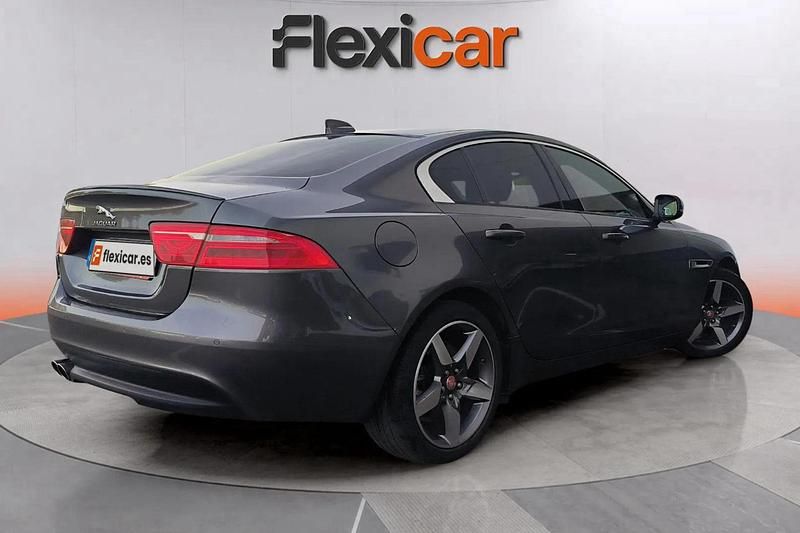 Usado Jaguar XE Pure 241 CV (177 kW) 2018 Gris Berlina