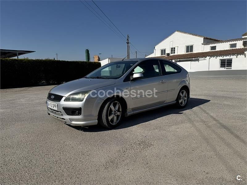 Usado Ford Focus Sport 115 CV (84 kW) 2005 Gris / plata Berlina