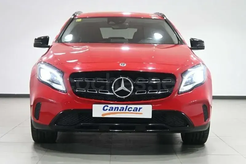 Usado Mercedes GLA180 122 CV (89 kW) 2018 Rojo SUV