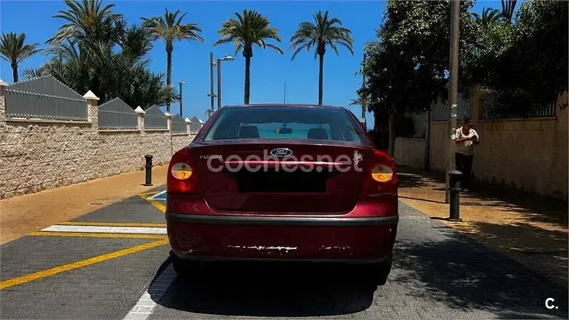 Usado Ford Focus Trend 100 CV (73 kW) 2005 Rojo Berlina