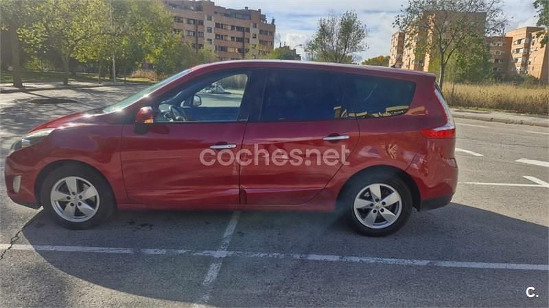 Usado Renault Grand Scénic III Dynamique 130 CV (95 kW) 2011 Granate Monovolumen