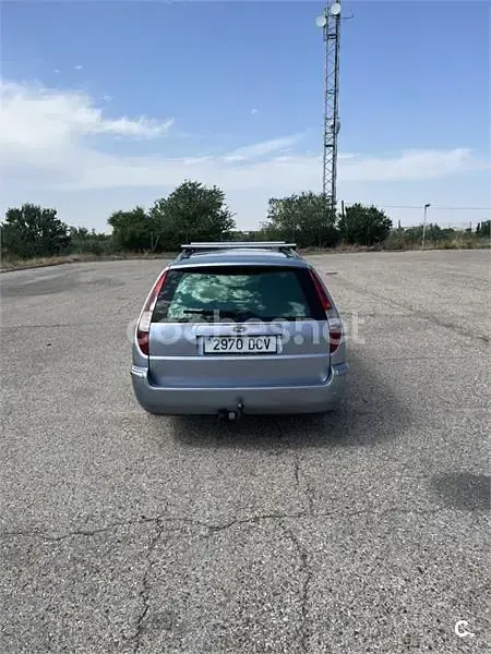 Usado Ford Mondeo Ghia 130 CV (95 kW) 2004 Gris / plata Familiar