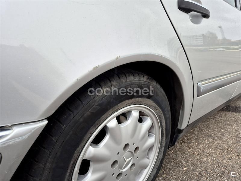 Usado Mercedes E230 Elegance 150 CV (110 kW) 1995 Gris / plata Berlina
