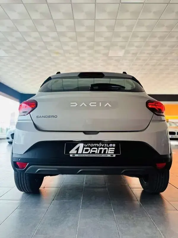 Usado Dacia Sandero Essentiel 91 CV (66 kW) 2023 Gris Utilitario
