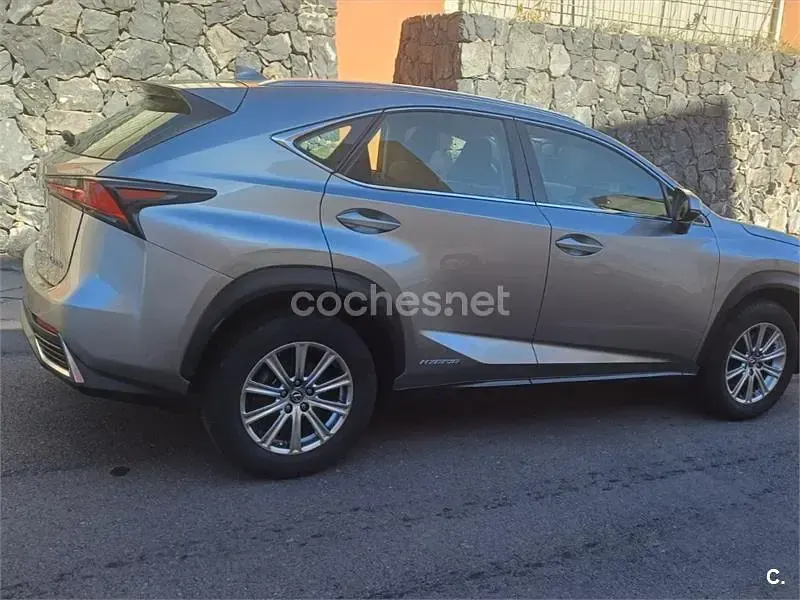 Usado Lexus NX300h Business Edition 197 CV (144 kW) 2018 Gris / plata SUV