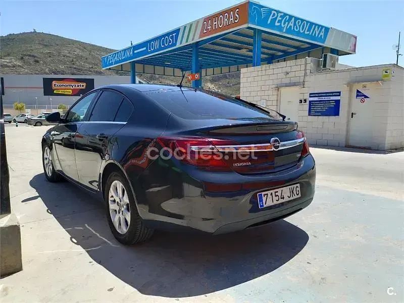 Usado Opel Insignia Selective 136 CV (100 kW) 2015 Negro Berlina