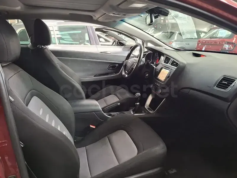 Usado Kia ProCeed 128 CV (94 kW) 2015 Granate Utilitario