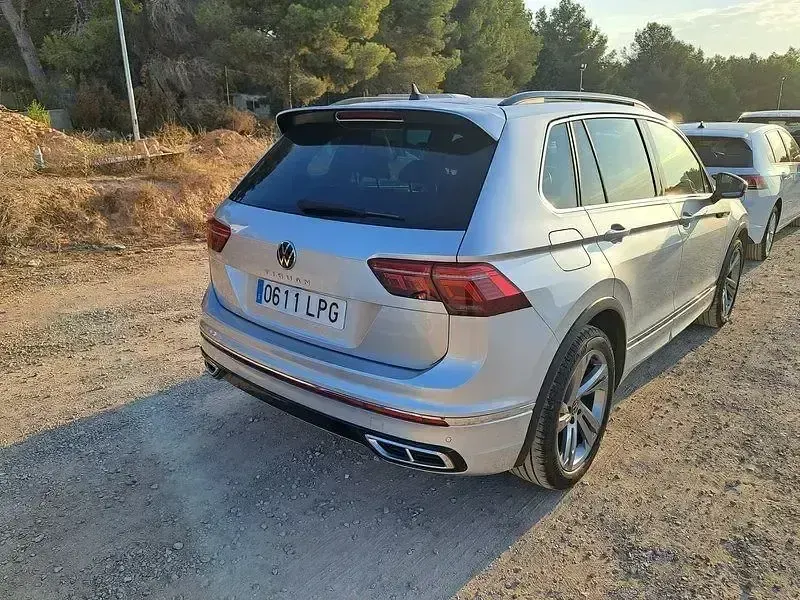 Usado VW Tiguan R-line 150 CV (110 kW) 2021 Gris SUV