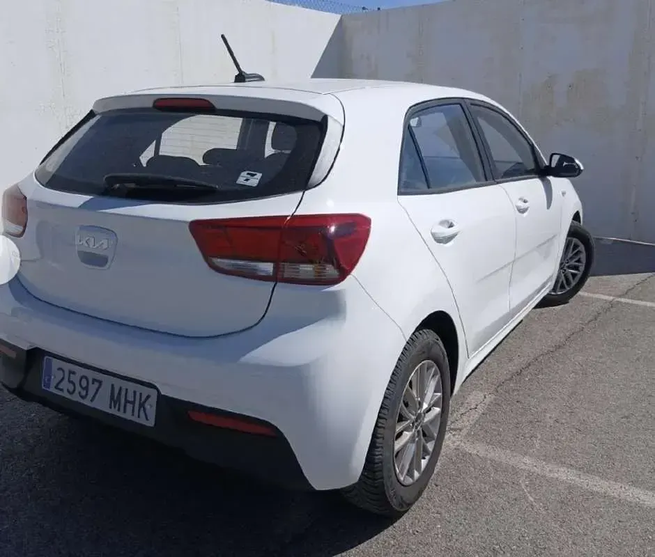 Usado Kia Rio 101 CV (74 kW) 2023 Blanco Utilitario