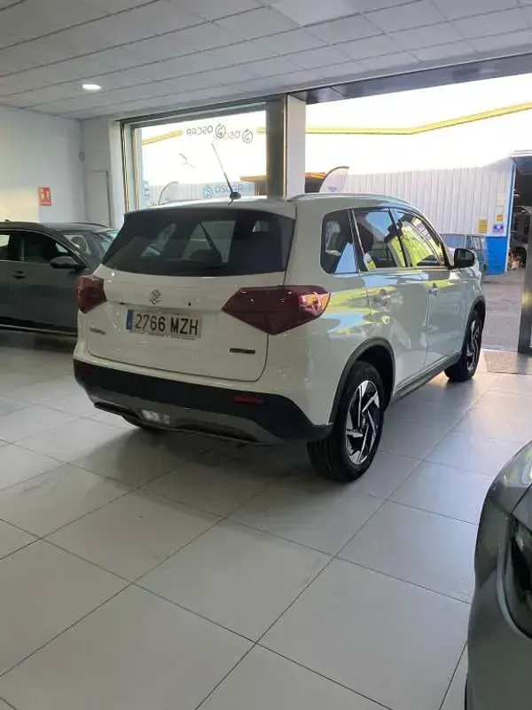 Usado Suzuki Vitara 102 CV (75 kW) 2025 Blanco SUV