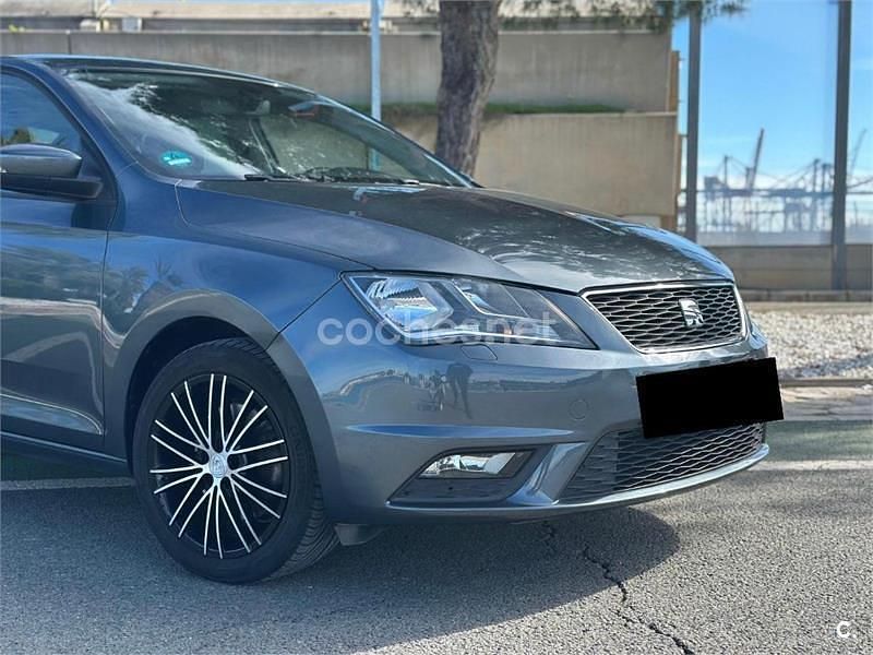 Usado Seat Toledo Reference 110 CV (80 kW) 2015 Gris / plata Utilitario