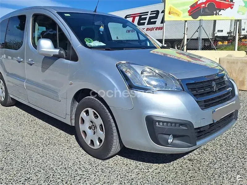 Usado Peugeot Partner Tepee Active 100 CV (73 kW) 2016 Gris / plata Monovolumen