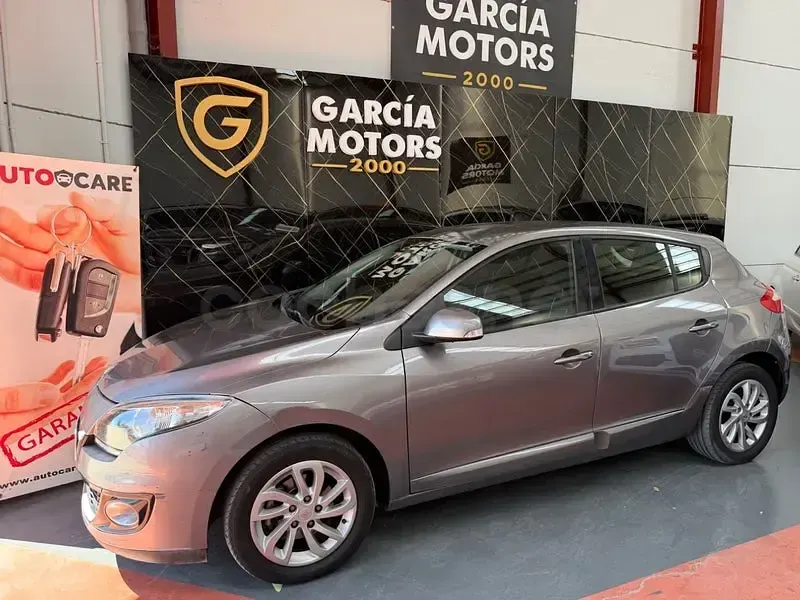 Usado Renault Mégane Bose Edition 110 CV (80 kW) 2013 Marrón Berlina