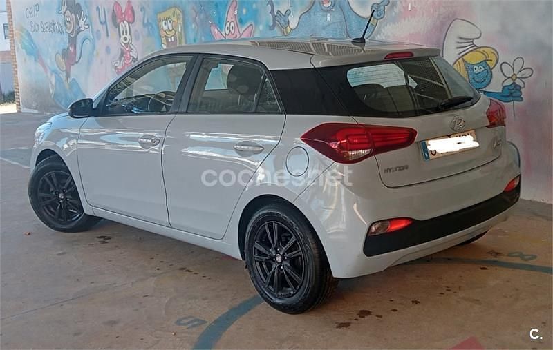 Usado Hyundai i20 75 CV (55 kW) 2018 Gris / plata Berlina