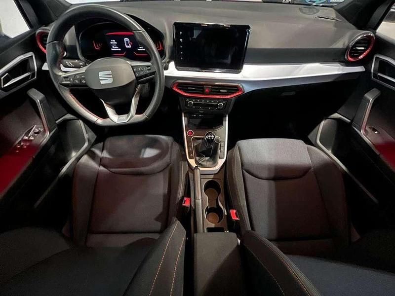 Usado Seat Arona FR 116 CV (85 kW) 2024 Plateado SUV