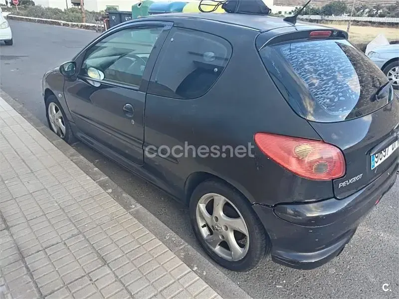Usado Peugeot 206 90 CV (66 kW) 2005 Negro Berlina