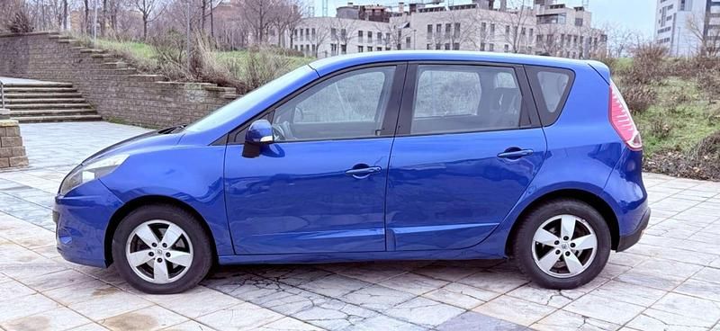 Usado Renault Scénic III Dynamique 106 CV (77 kW) 2010 Azul Monovolumen