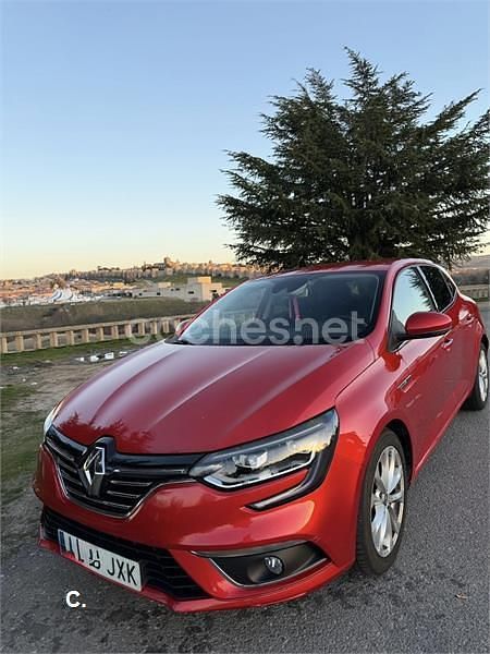 Usado Renault Mégane IV Zen 110 CV (80 kW) 2017 Rojo Berlina