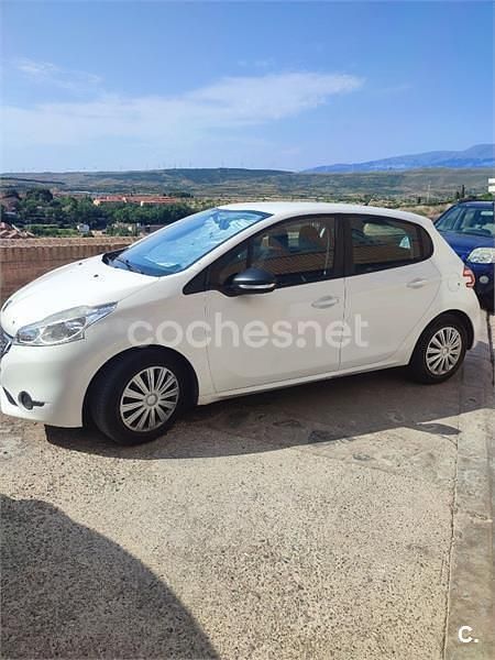 Blanco Usado 2014 Peugeot 208 Active Utilitario | 3999 € (Super precio) - Imagen 1/4