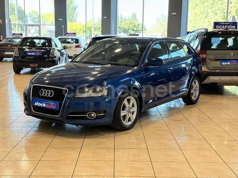 Usado Audi A3 Attraction 105 CV (77 kW) 2011 Azul Berlina